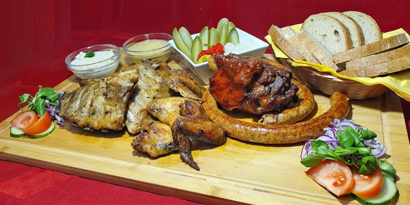 Prkno s 2 kg masa i hodina bowlingu až pro 8 osob: koleno, žebra, křidýlka a klobása