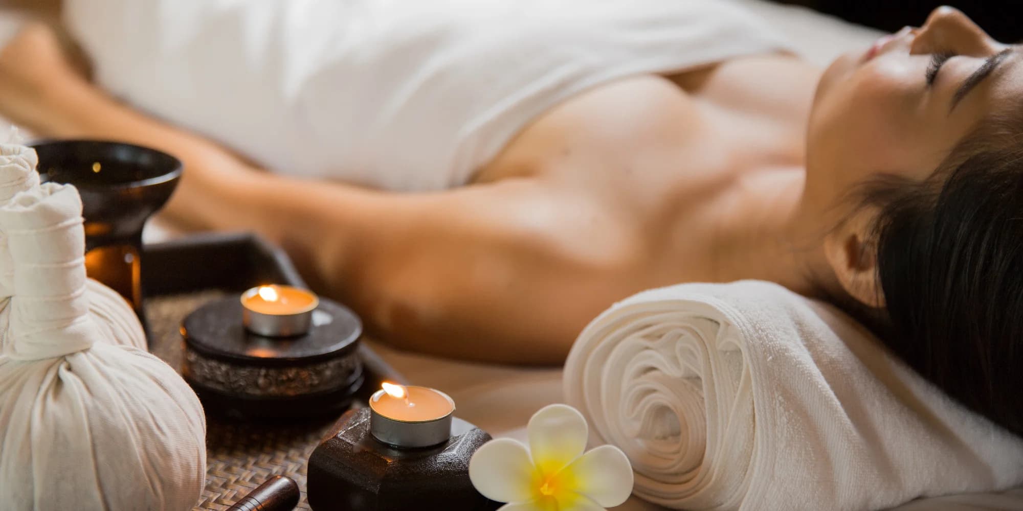 Tělový rituál Tropický relax: peeling, maska, masáž zad a odpočinek v relaxační místnosti