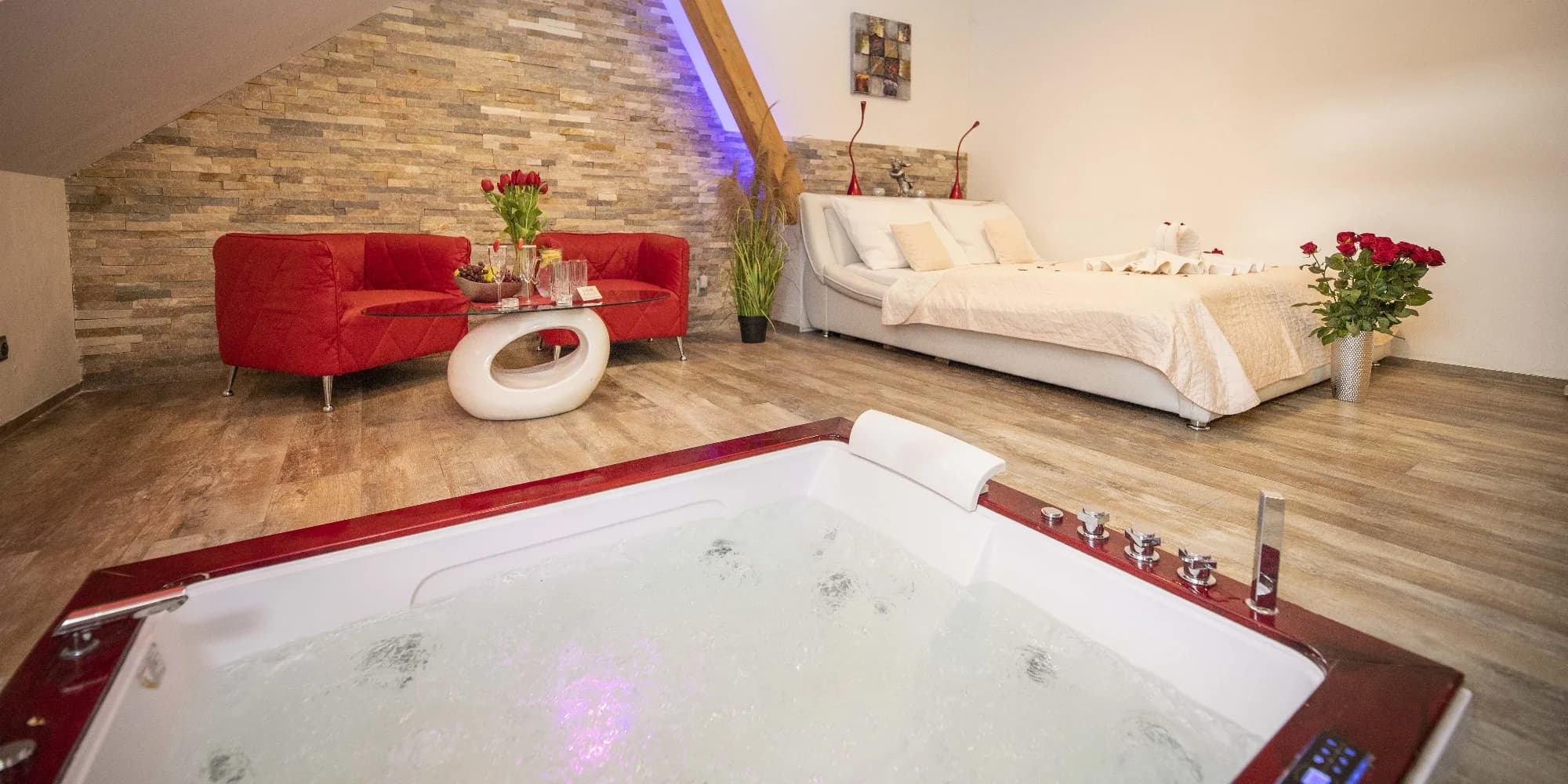 Privátní wellness pro dva: 120 minut s romantickým balíčkem