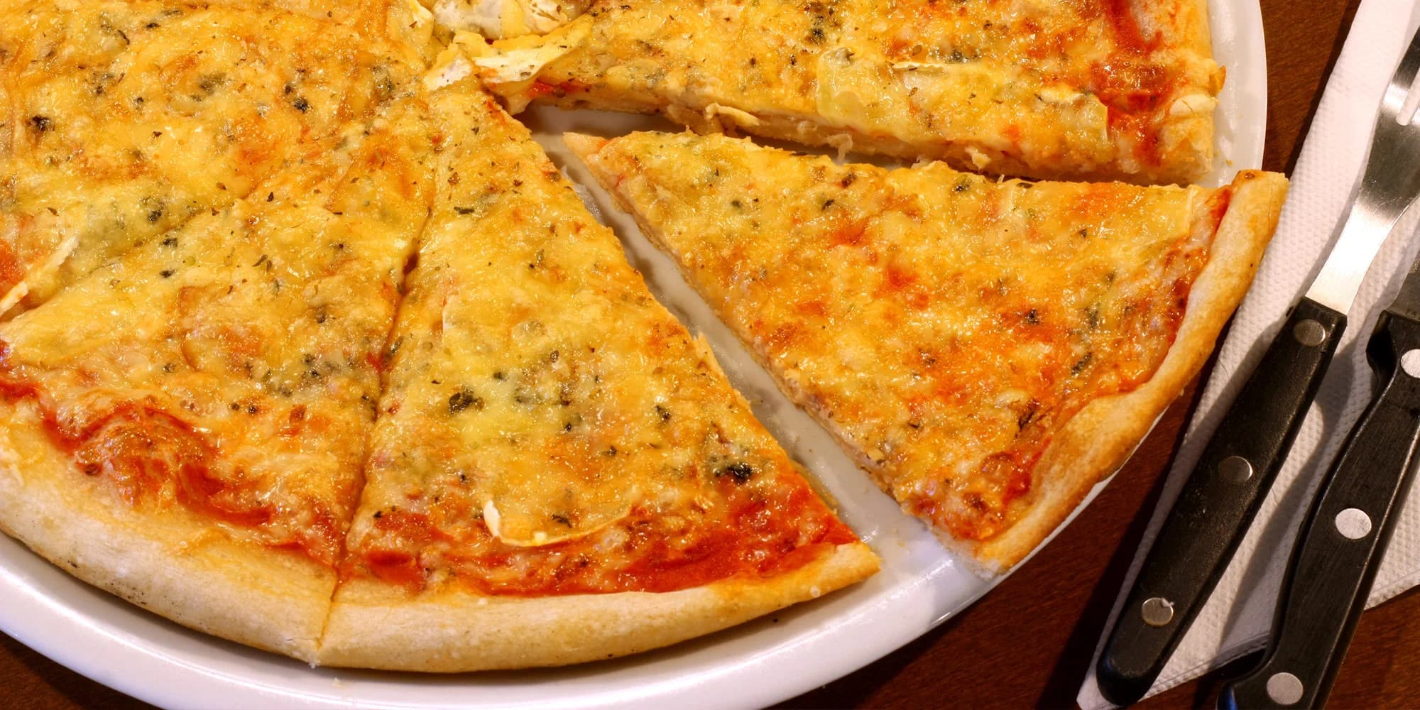 1 nebo 2 křupavé a nazdobené pizzy dle výběru: Hawai, šunková, sýrová i tvarůžková