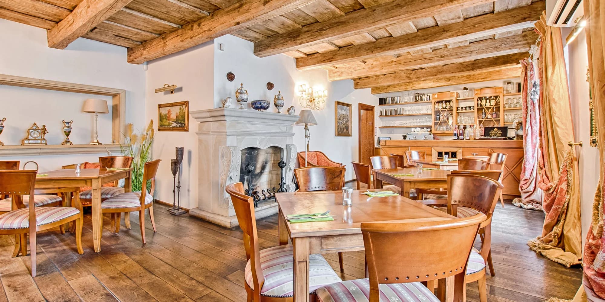 Pivní, vinná či medová lázeň i solná jeskyně pro dva, nápoje v ceně a možnost 2chodového menu