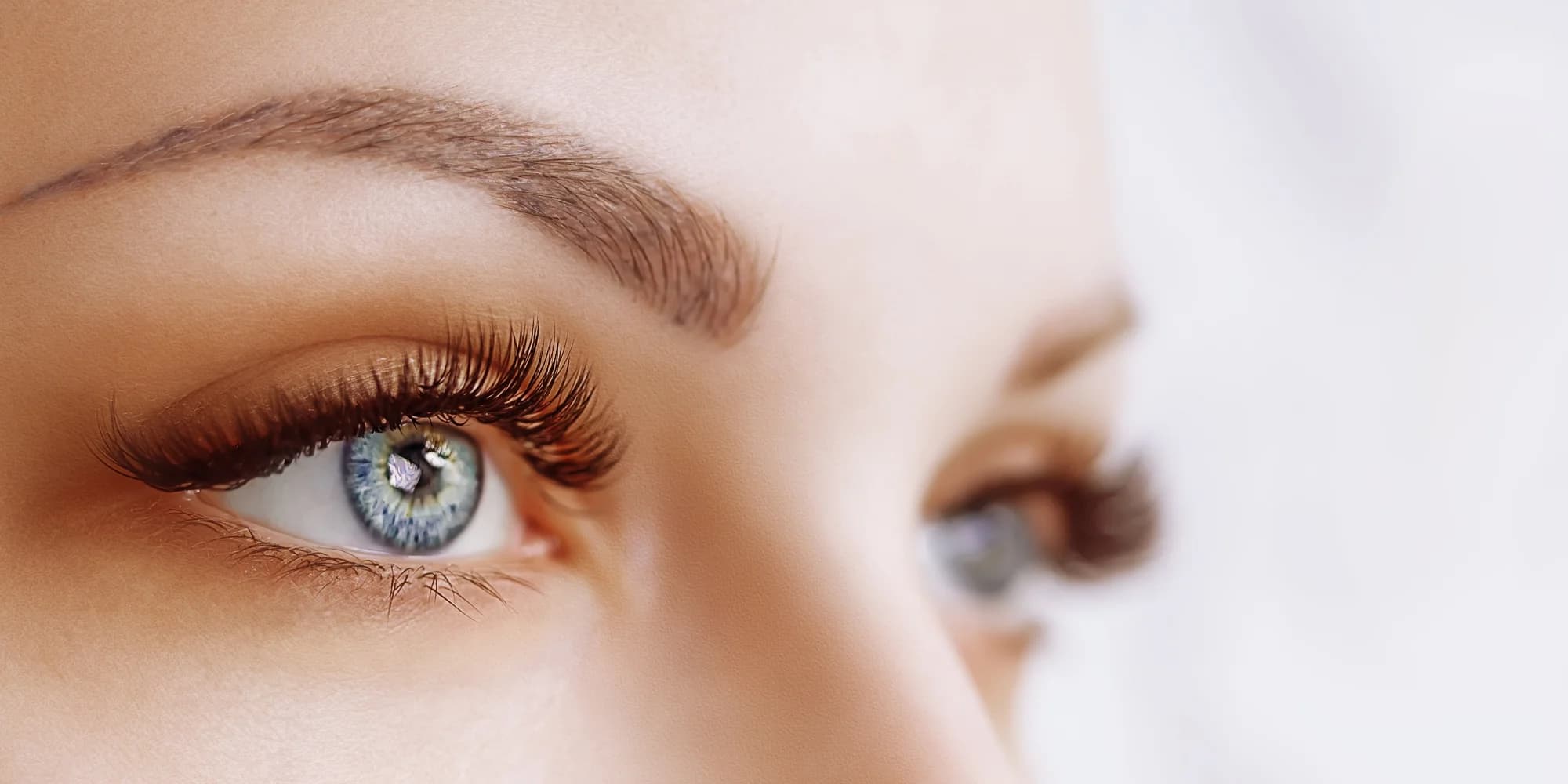 Oslnivý pohled každý den: lash lifting řas vč. barvení řas i obočí a regenerace