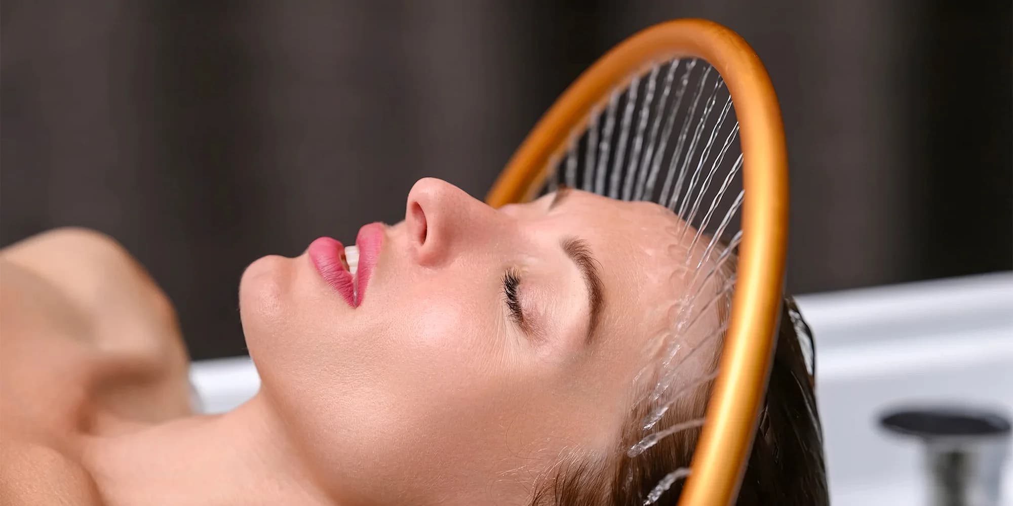 Hloubková péče o vlasy a pokožku: diagnostika, exfoliace, masáž i maska