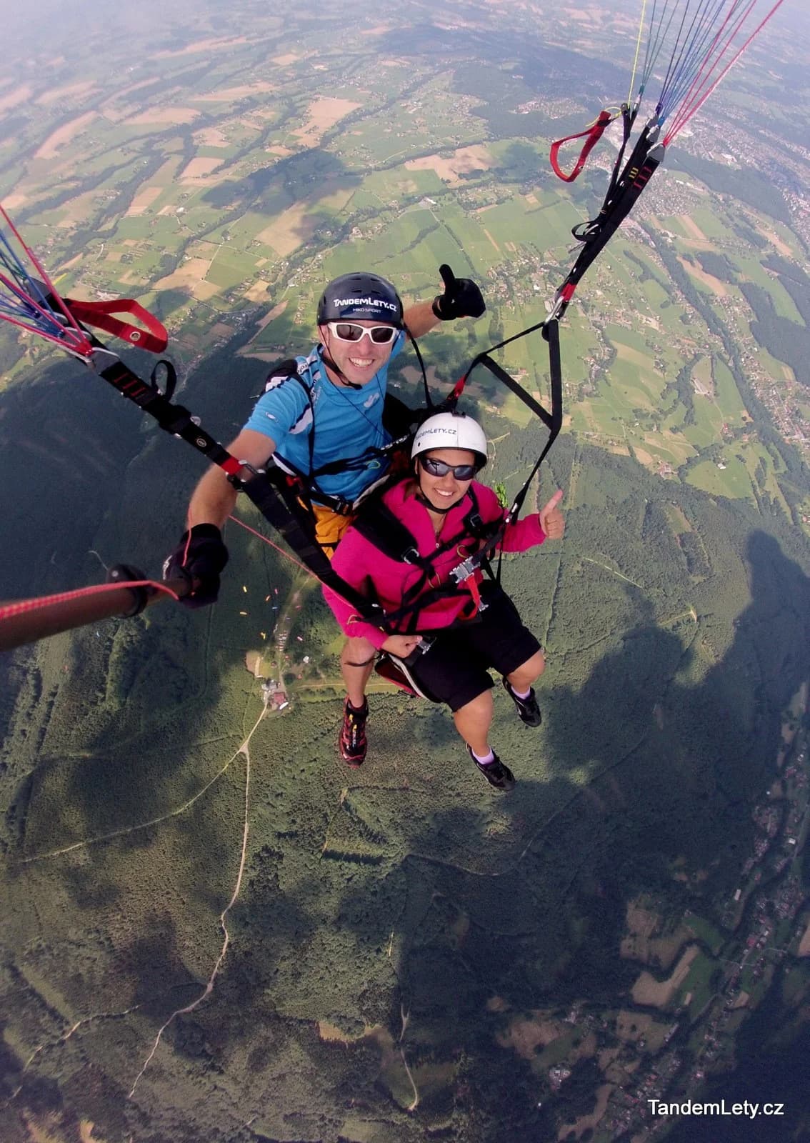 Adrenalin v oblacích: paraglidingový tandemový let se špetkou akrobacie