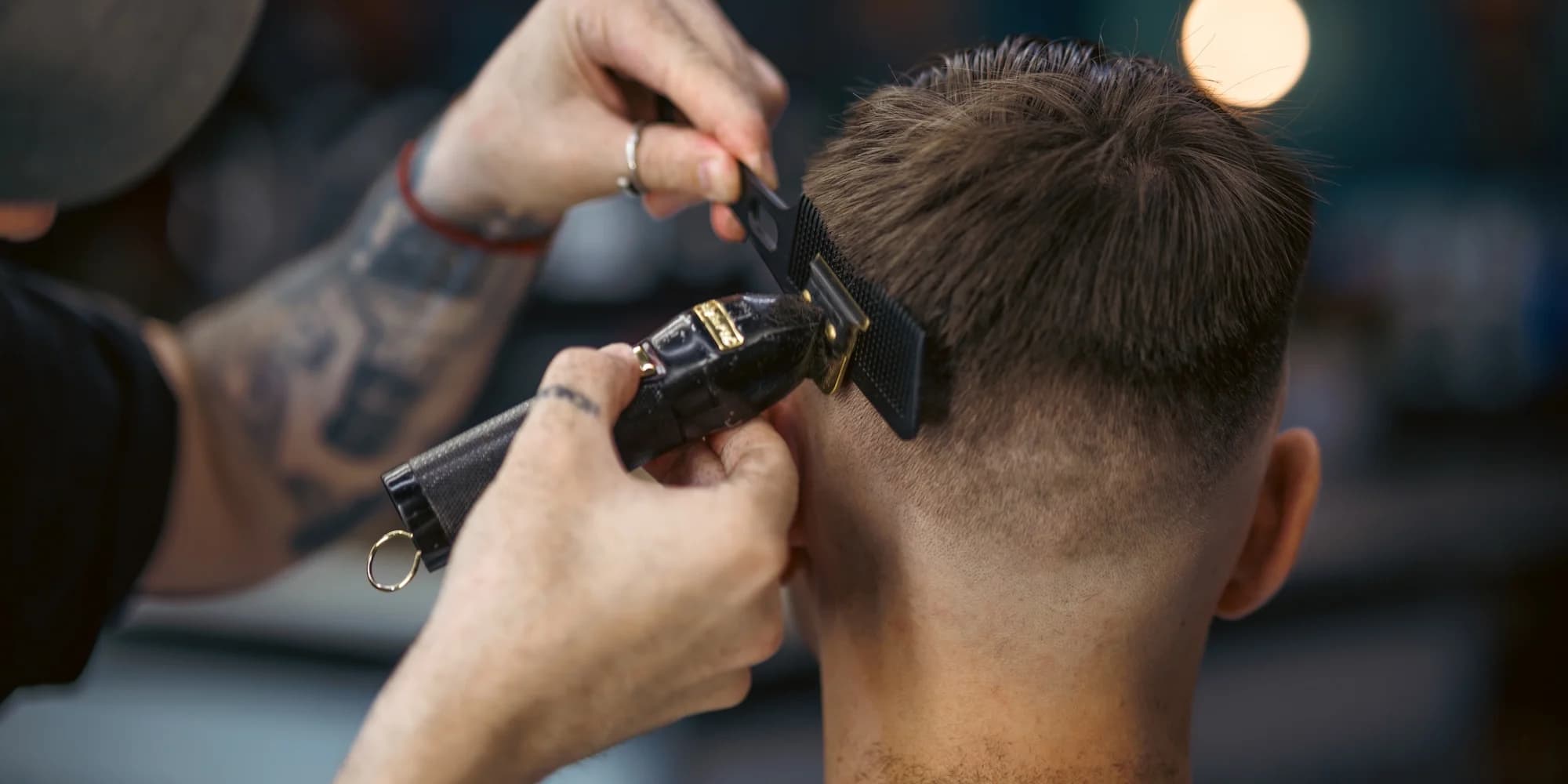 Pánský střih strojkem i nůžkami v moderním salonu na Praze 2