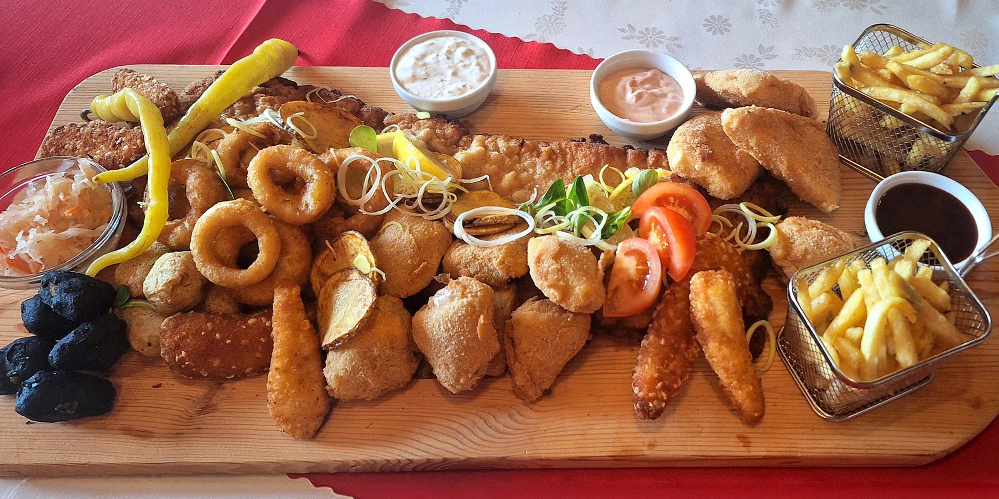 Havírenské smažené prkno pro 4-6 lidí: 2 kg řízků, smažáků i pořádný kopec příloh