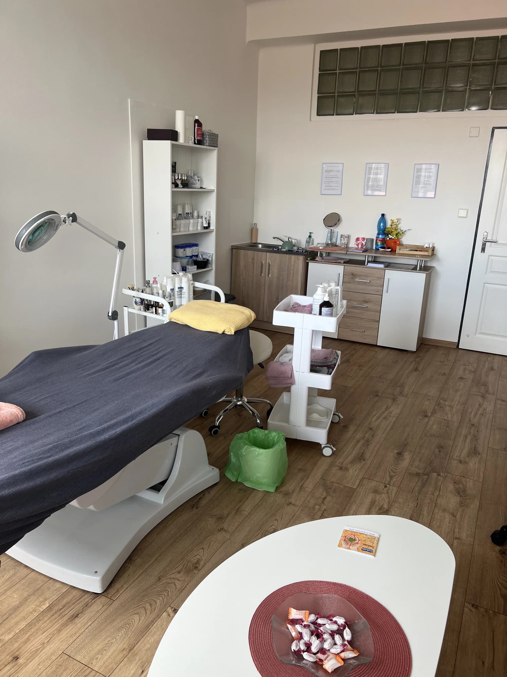 Kosmetické balíčky: peeling, čištění, masáž i úprava obočí nebo kolagenové nitě