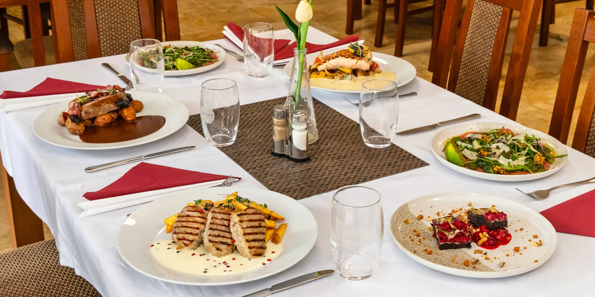 Vyladěné tříchodové menu: carpaccio, kachna, medailonky či losos a brownies