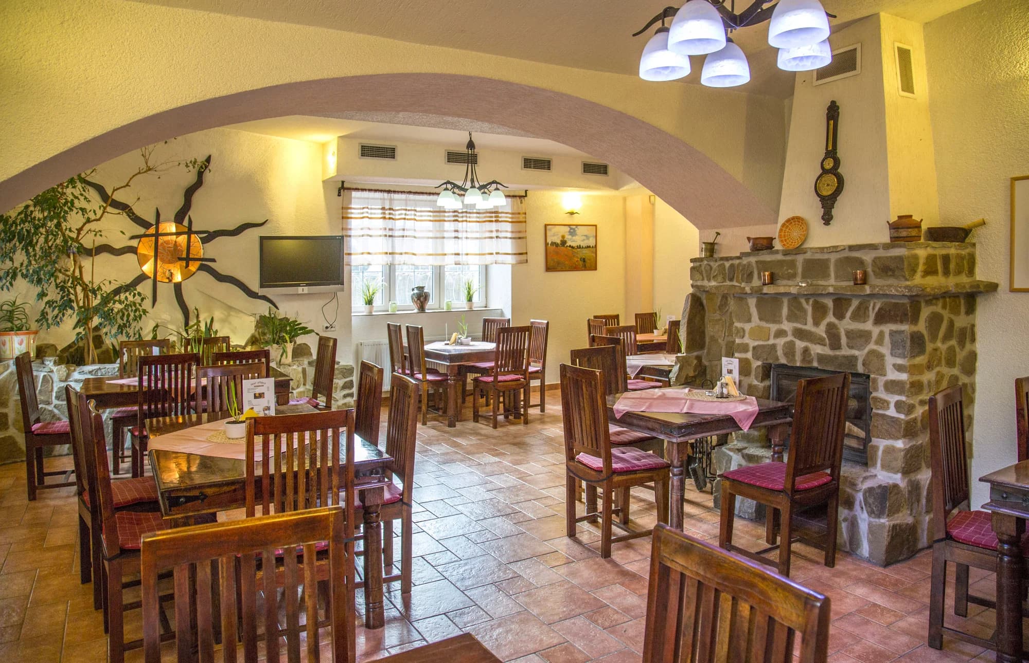Vyladěné tříchodové menu: carpaccio, kachna, medailonky či losos a brownies