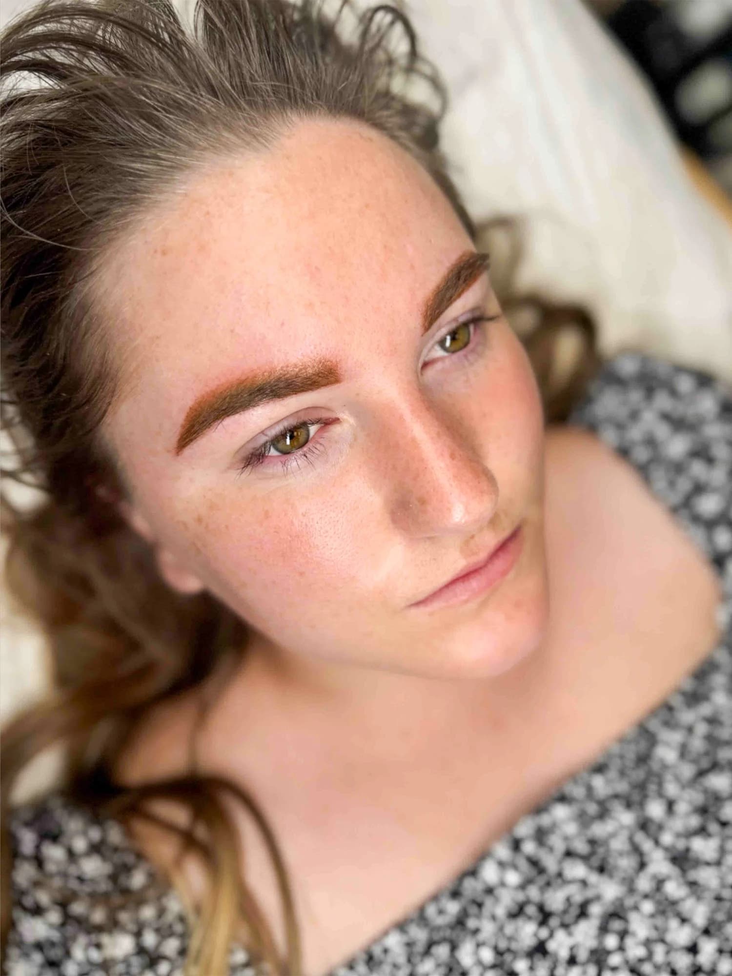 Permanentní make-up: přirozené pudrové obočí, které podtrhne vaši krásu