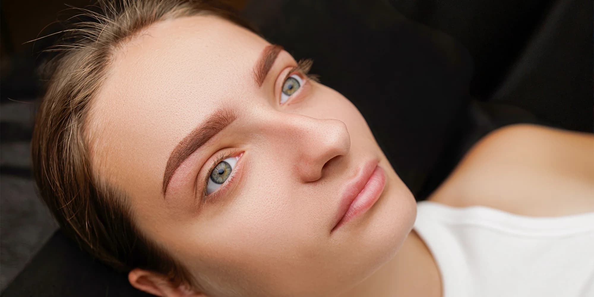 Permanentní make-up: přirozené pudrové obočí, které podtrhne vaši krásu
