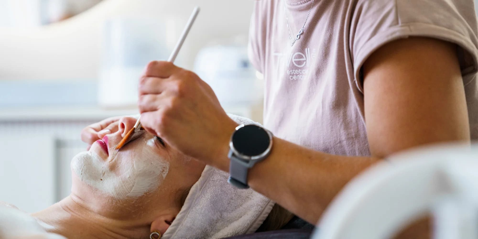 Kosmetická péče pro aknózní, suchou, zralou či unavenou pleť: čištění, peeling, maska aj.