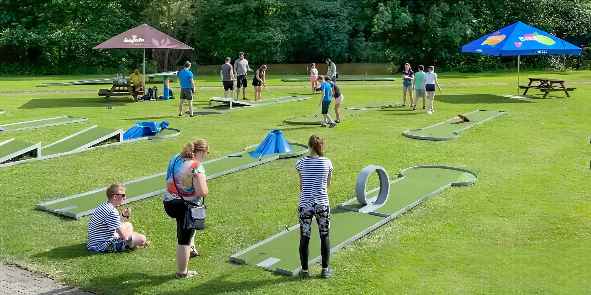 Vstup na venkovní 18jamkový minigolf i s občerstvením pro děti a dospělé