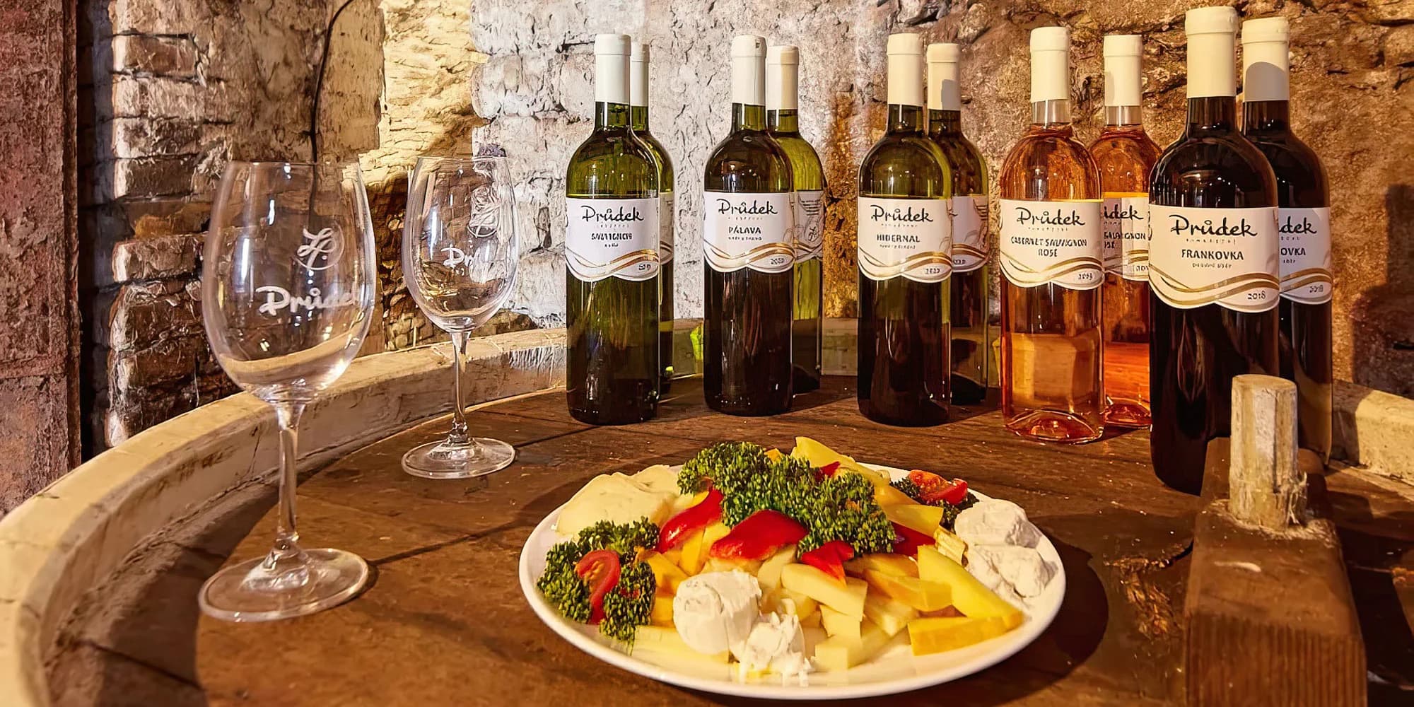 Alko i nealko degustace ve farním sklípku: neomezená konzumace vína, jídlo i prohlídka