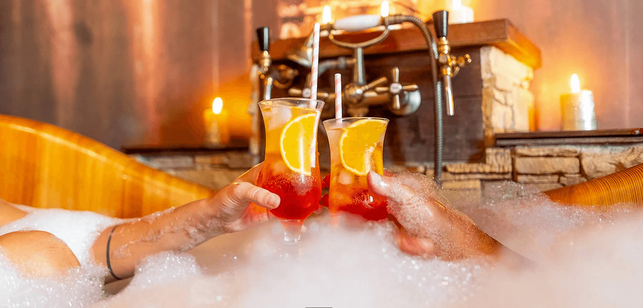 Párová relaxace: 60min. lázeň s vůní pomeranče, eukalyptu nebo perníčků a drink dle výběru 