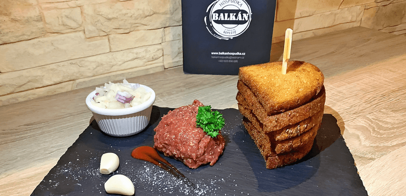 Masová dobrota: hovězí tatarák o váze 120 nebo 240 g a křupavé topinky
