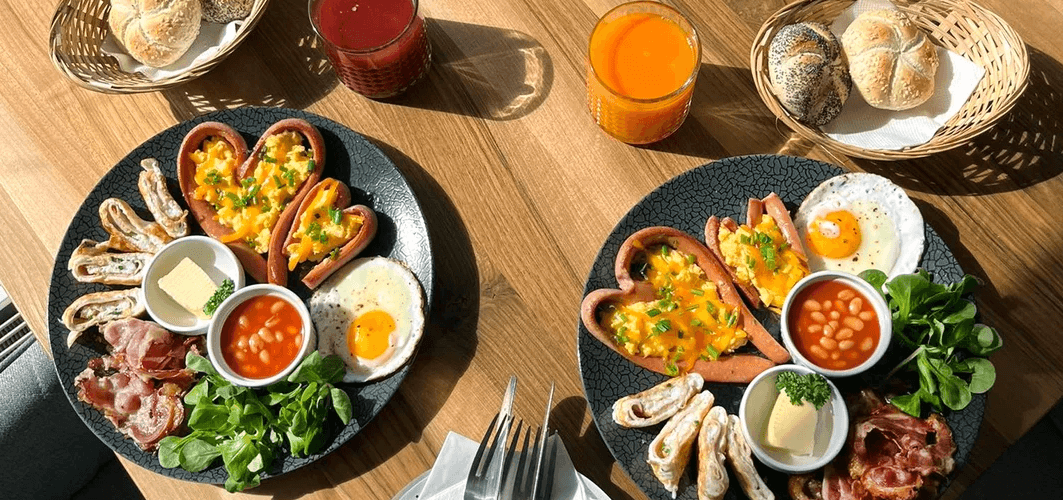 Bohatá snídaně v La Café pro dva: vajíčka, párky, fazolky i káva a džus 
