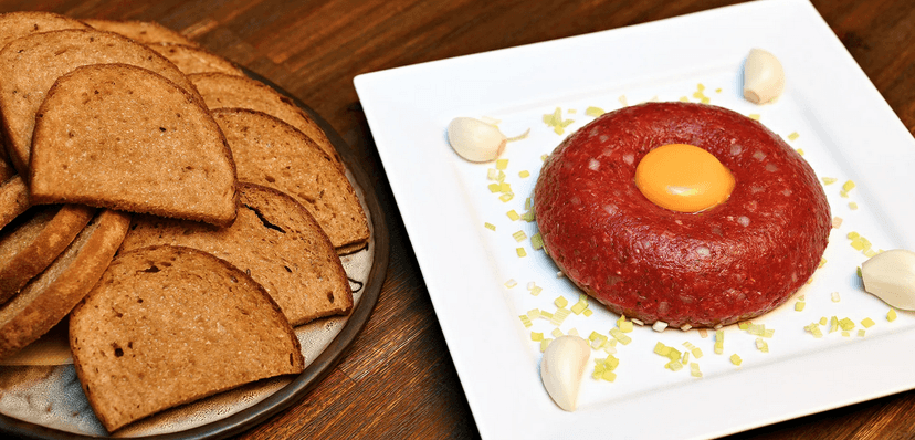 Splněný sen milovníka masa: 500g uruguayský tatarák a 16 křupavých topinek