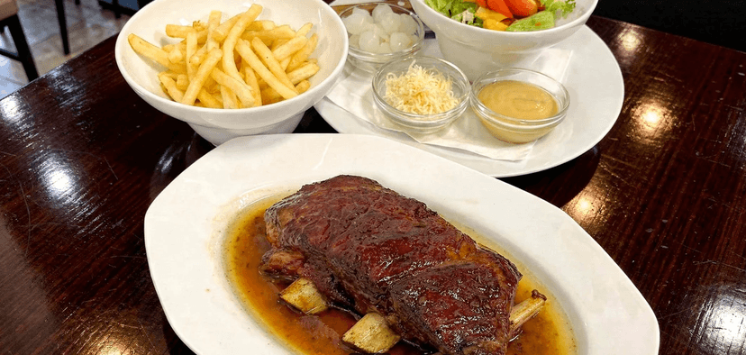 Kilo zauzených hovězích žeber s omáčkami, zeleninou, chlebem a hranolky 