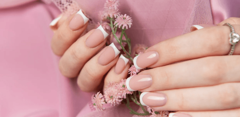 SPA přírodní manikúra vč. lakování, peelingu a masáže rukou