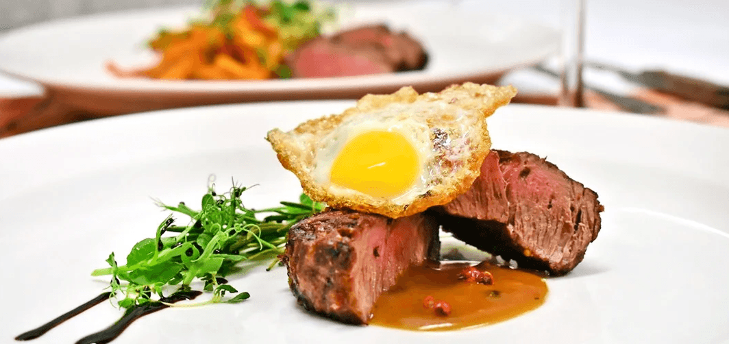 5chodové menu se dvěma druhy steaků, kachními prsíčky a pralinkou pro 2 osoby 