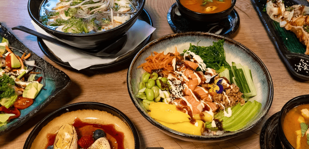 Ochutnejte Asii: degustační menu pro 2 osoby v restauraci Nemi –⁠⁠⁠⁠⁠⁠ poke, gyoza knedlíčky i pho