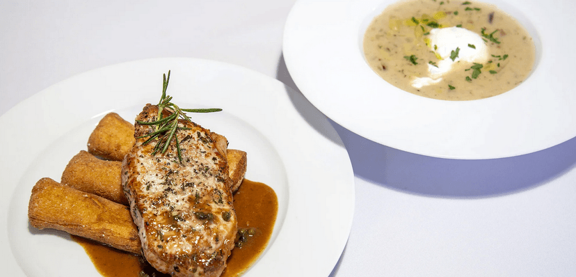 Tříchodové menu pro 2 osoby U Nouzů: kulajda, vepřová kotleta i čokoládový dortík 