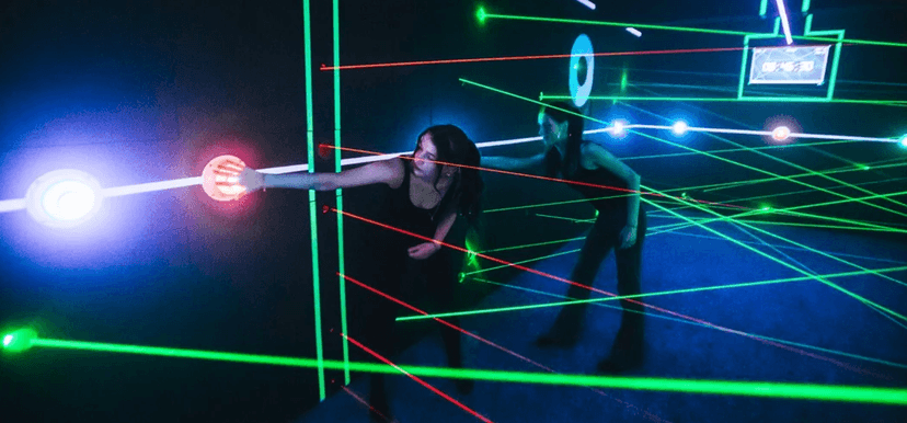 40 min. adrenalinu pro 4 osoby: laser game, laserové bludiště a 9D kino 