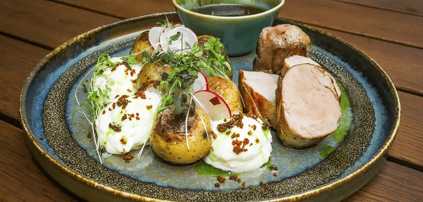 Tříchodové menu pro dva: lososový tatarák, vepřová panenka i čokoládová pěna 