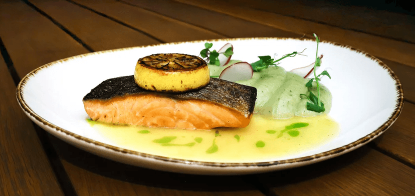 Tříchodové menu pro 2 osoby v centru Plzně: roastbeef, losos a dezert s kávou