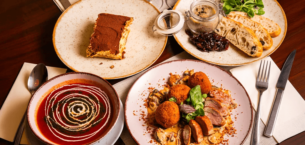 4chodové menu pro 2 osoby: paštika, tomatová polévka, vepřová panenka a tiramisu 