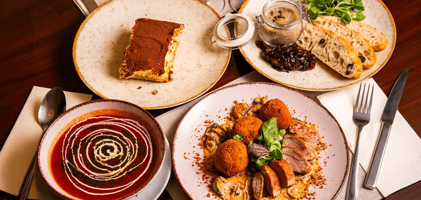 4chodové menu pro 2 osoby: paštika, tomatová polévka, vepřová panenka a tiramisu 