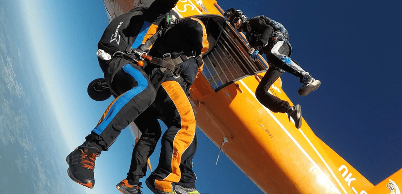 Tandemový seskok s profesionálním instruktorem z garantované výšky 3000 m nad terénem 