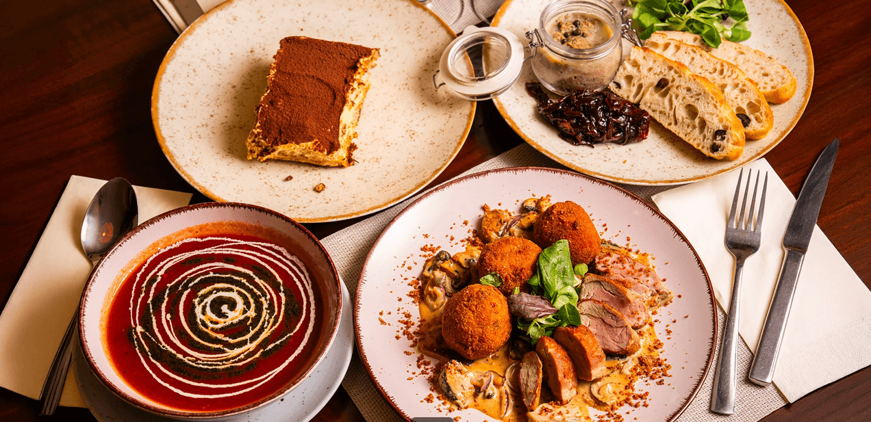 4chodové menu pro 2 osoby: paštika, tomatová polévka, vepřová panenka a tiramisu 