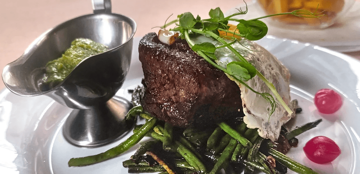 Maxi rib eye steak z plemene Angus se sázeným vejcem a hranolky, lokše jako dezert pro 2