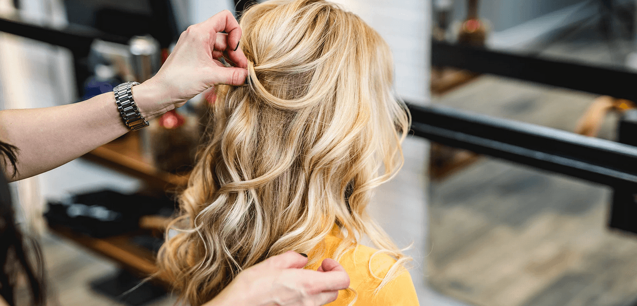 Perfektní účes ze salonu v Opletalově ulici: maska na vlasy a foukaná, případně i barvení nebo melír