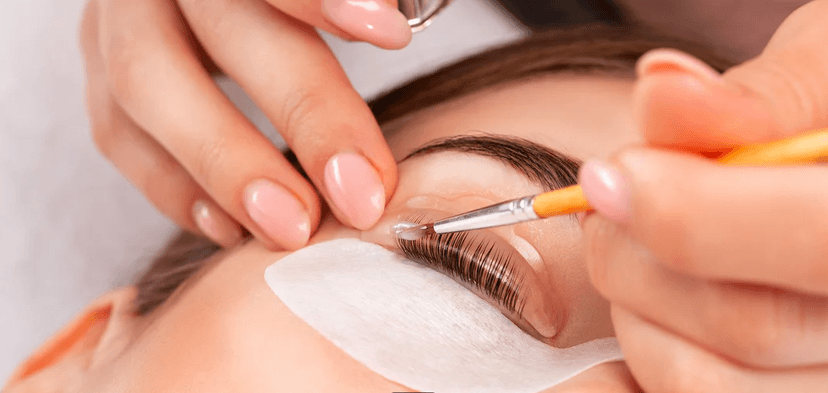 Zvýraznění řas: lash lifting vč. keratinu či výživného olejíčku i barvení 