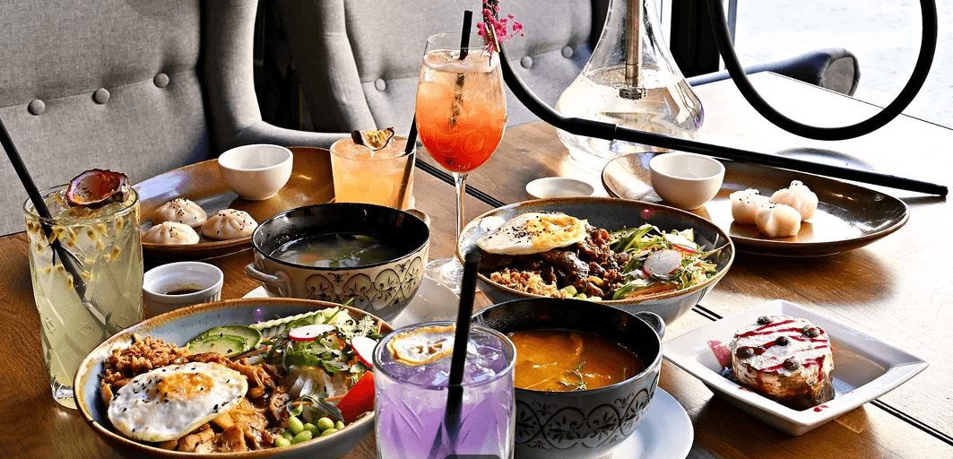 Limonády, koktejly a poke bowl s shishou či asijské menu pro dva