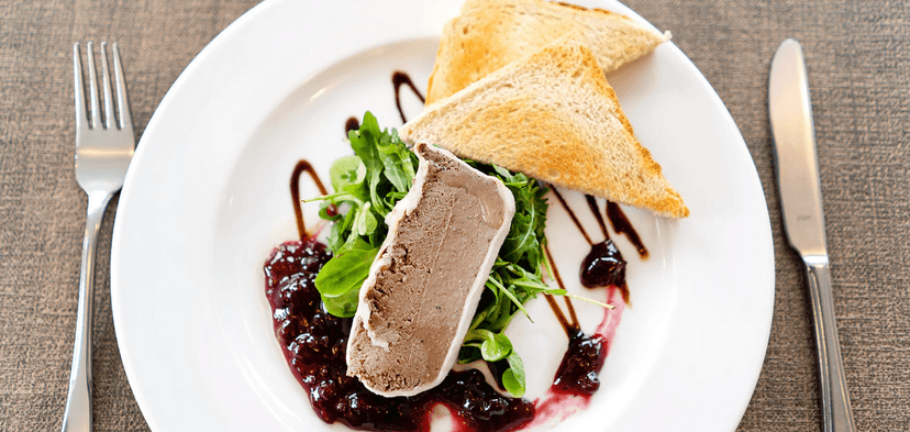 Tři chody v restauraci s výhledem na řeku: domácí paštika, špíz a crème brûlée pro dva 