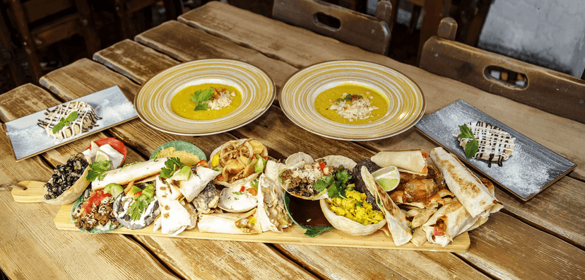 Tříchodové menu v mexické restauraci: polévka, plato specialit dle výběru a dezert pro 2 osoby 