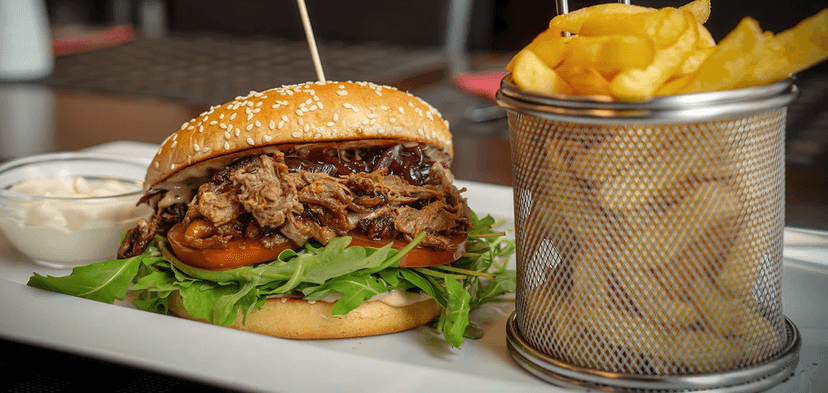 2 božské burgery s trhaným kachním masem, hranolky a limetkový sorbet