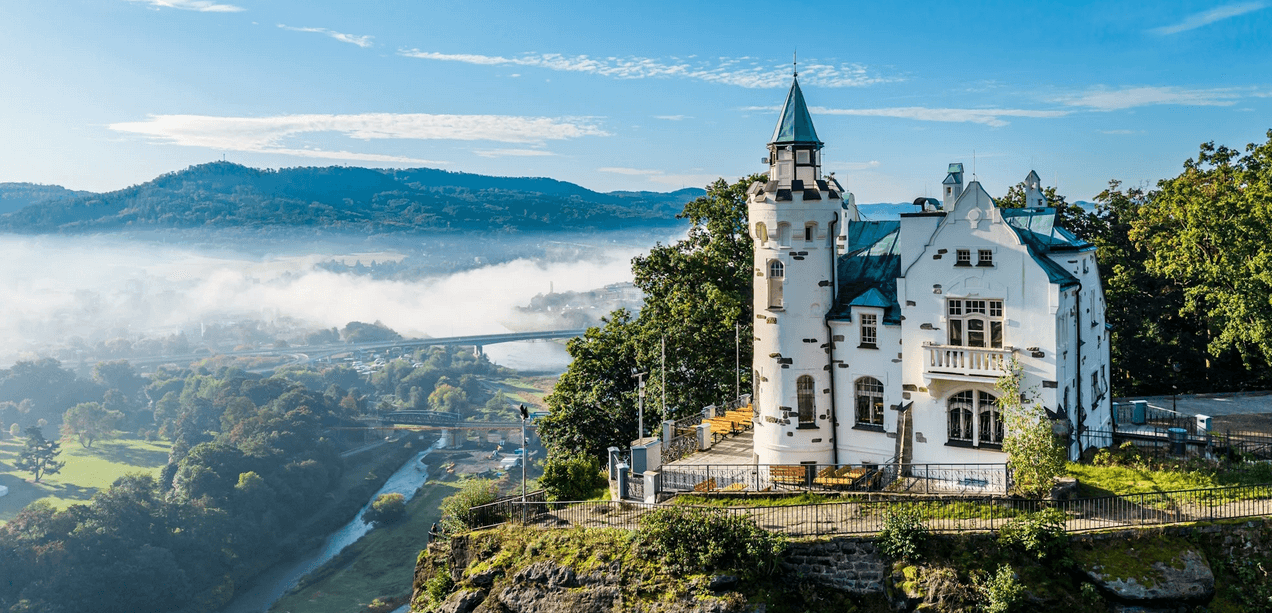 Tříchodové menu nad Pastýřskou stěnou i s lahví vína či prosecca pro 2 osoby