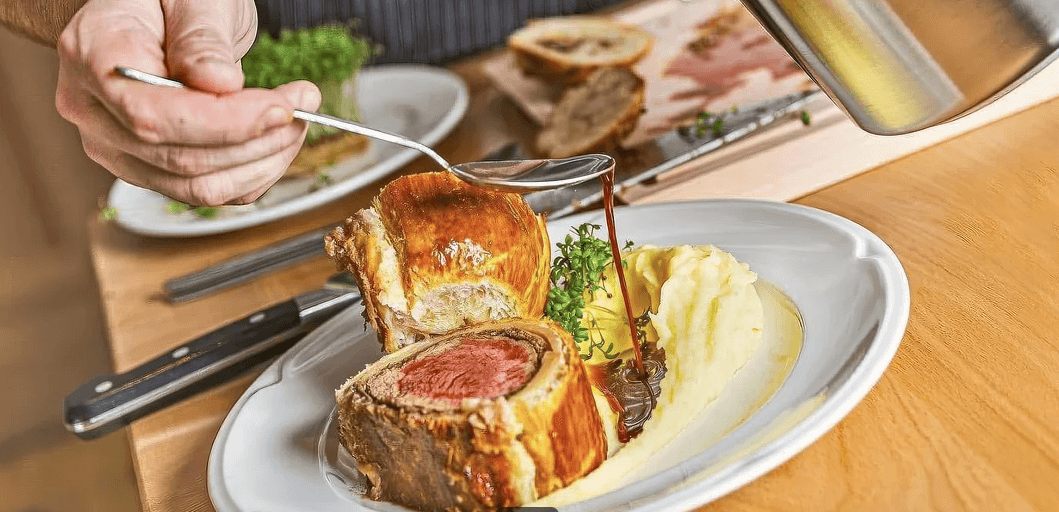 Rozmazlete své chuťové buňky: hovězí Wellington pro 2–⁠⁠⁠⁠⁠⁠3 osoby s lanýžovou bramborovou kaší 