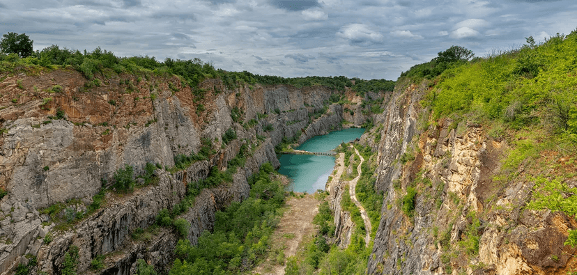 Půldenní výlet busem do lomu Velká a Malá Amerika a Hagenovy štoly 