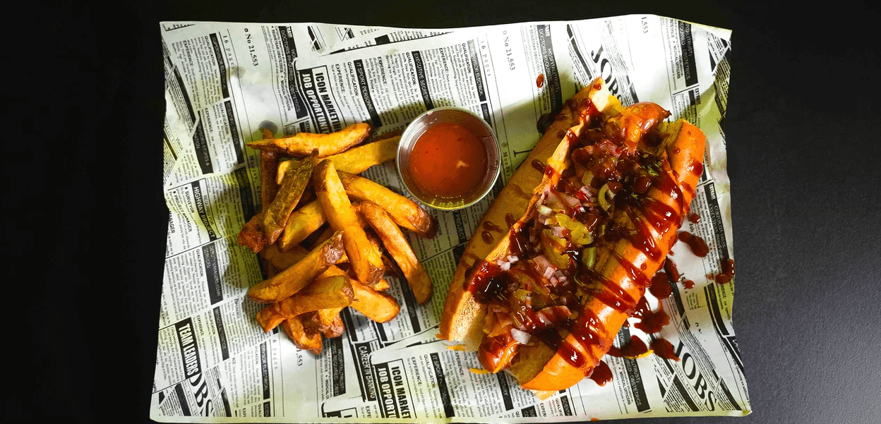 Hot dog se slaninou i čedarem a koktejl dle výběru: daiquiri, negroni i margarita 