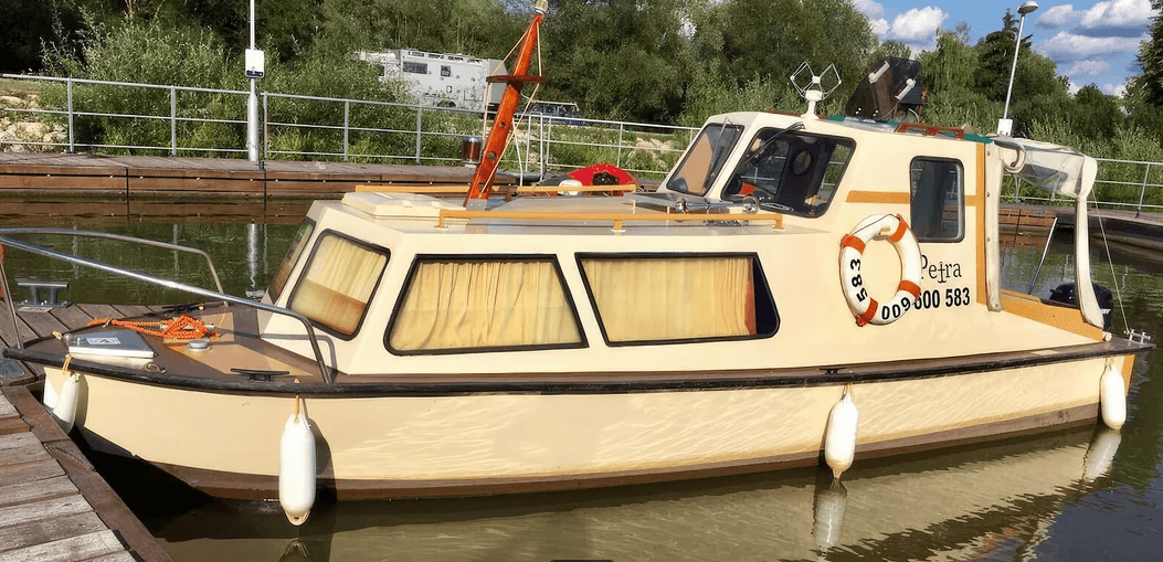 Motorový člun Kinka se stříškou pro 8 osob na ½ dne (4 hod.)