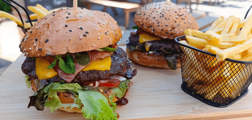 Bacon burger nebo cheeseburger s hranolky v Knínickém hostinci