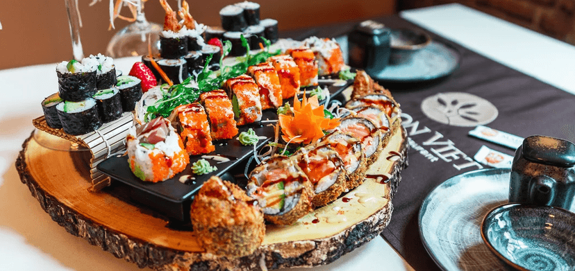 Vyladěné sushi sety s lososem, úhořem, krevetami, tempurou i plátky ryb sashimi