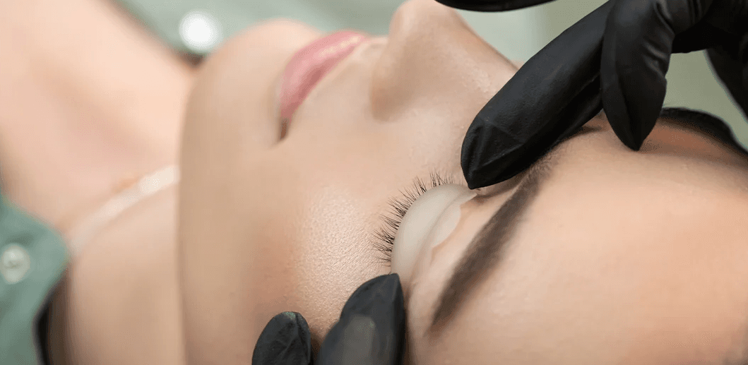 Dokonalé řasy i po probuzení bez řasenky: lash lifting včetně výživy řas