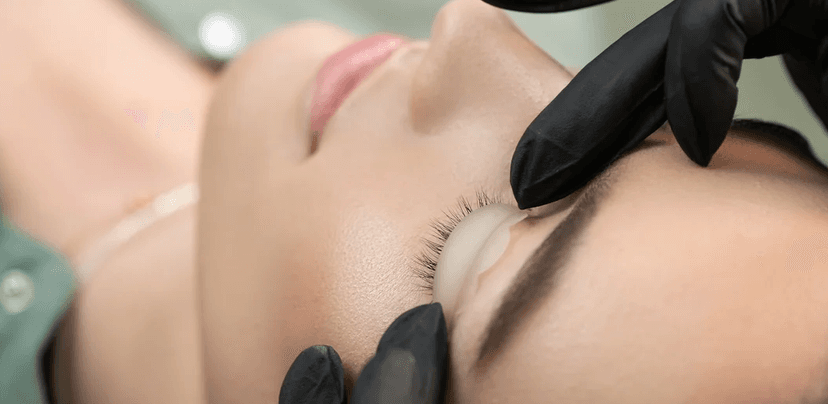 Dokonalé řasy i po probuzení bez řasenky: lash lifting včetně výživy řas